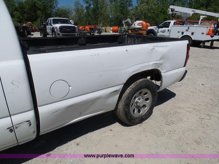 image for item K7912 2006 Chevrolet Silverado 1500 pickup truck