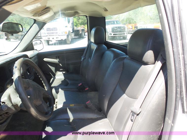 image for item K7912 2006 Chevrolet Silverado 1500 pickup truck