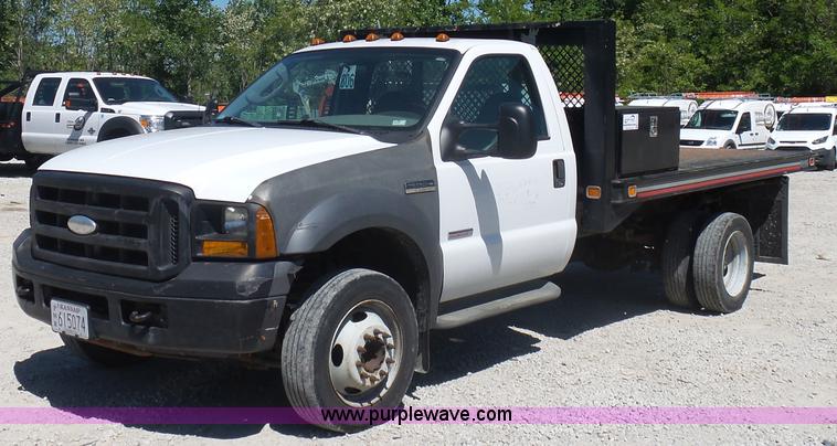 image for item K7913 2005 Ford F550 flatbed pickup truck