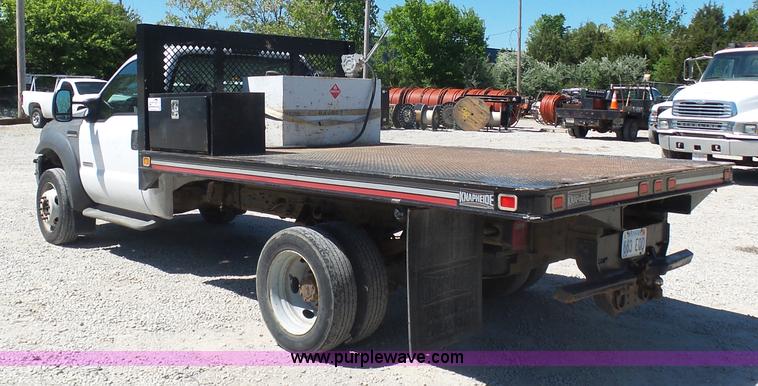 image for item K7913 2005 Ford F550 flatbed pickup truck