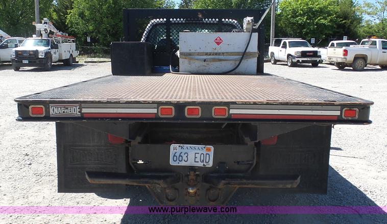 image for item K7913 2005 Ford F550 flatbed pickup truck