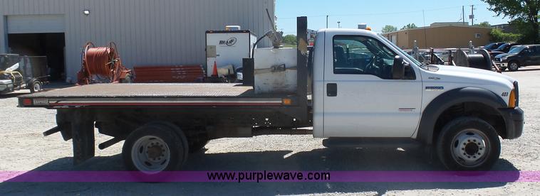 image for item K7913 2005 Ford F550 flatbed pickup truck