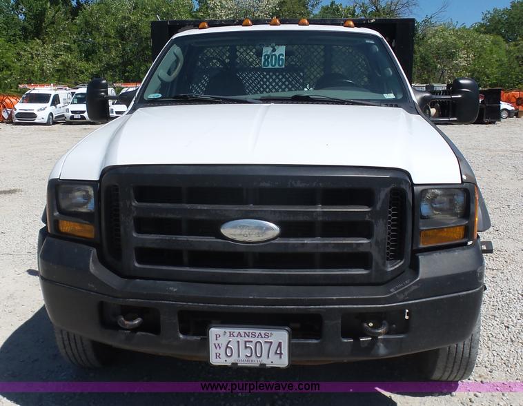 image for item K7913 2005 Ford F550 flatbed pickup truck