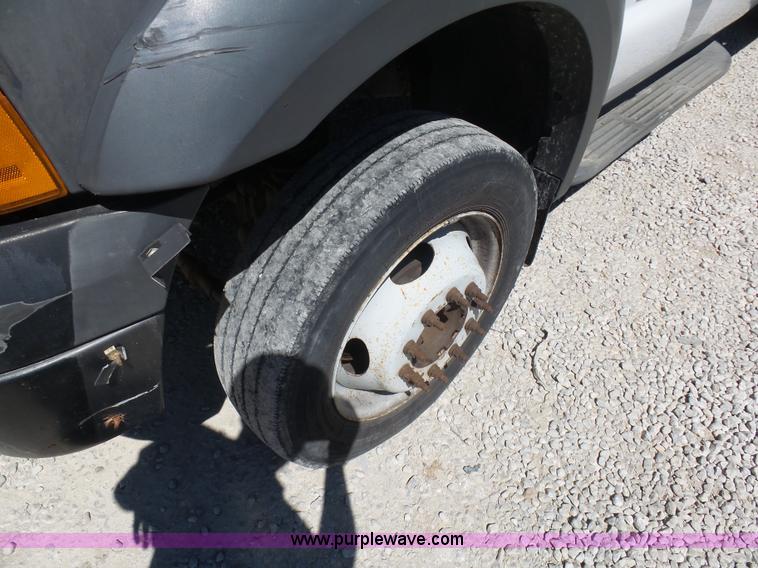 image for item K7913 2005 Ford F550 flatbed pickup truck