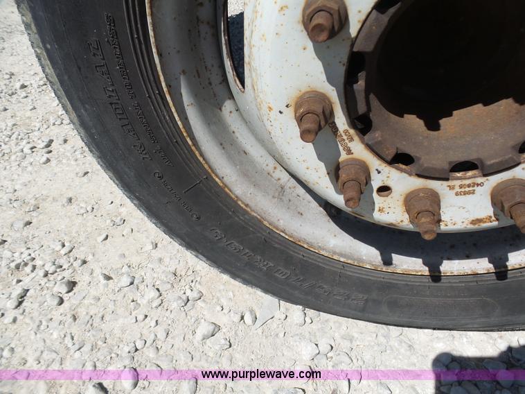 image for item K7913 2005 Ford F550 flatbed pickup truck