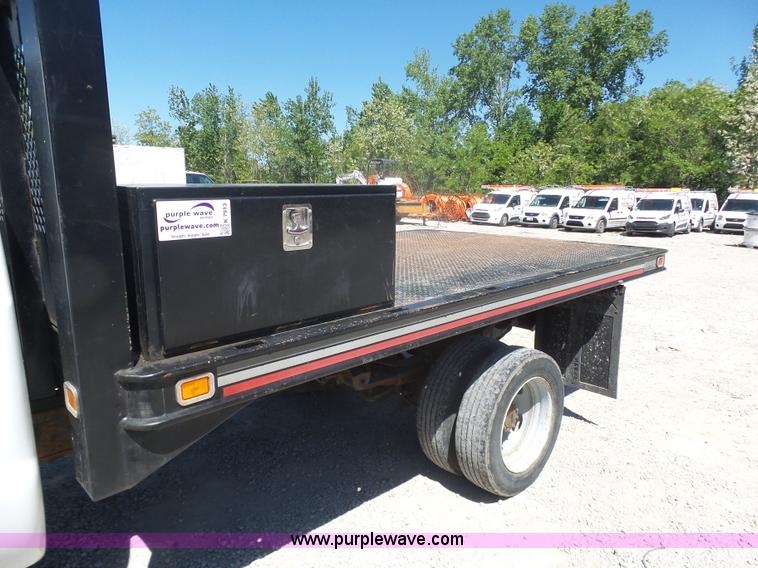 image for item K7913 2005 Ford F550 flatbed pickup truck