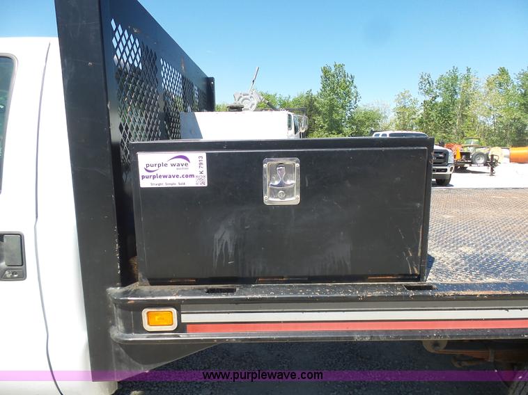 image for item K7913 2005 Ford F550 flatbed pickup truck