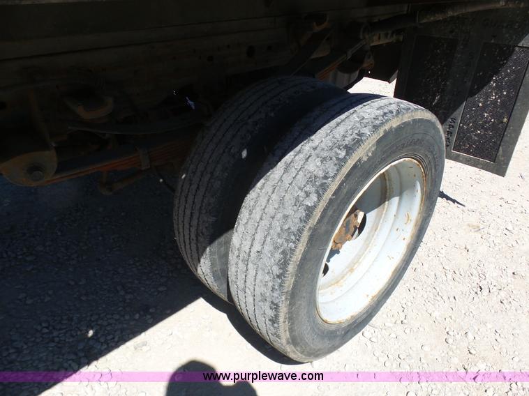 image for item K7913 2005 Ford F550 flatbed pickup truck
