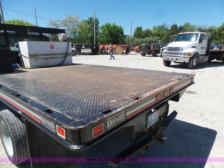 image for item K7913 2005 Ford F550 flatbed pickup truck