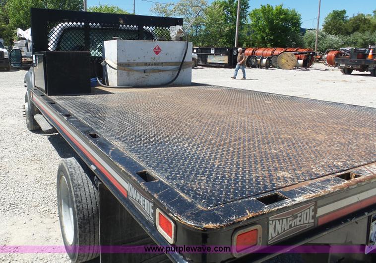 image for item K7913 2005 Ford F550 flatbed pickup truck