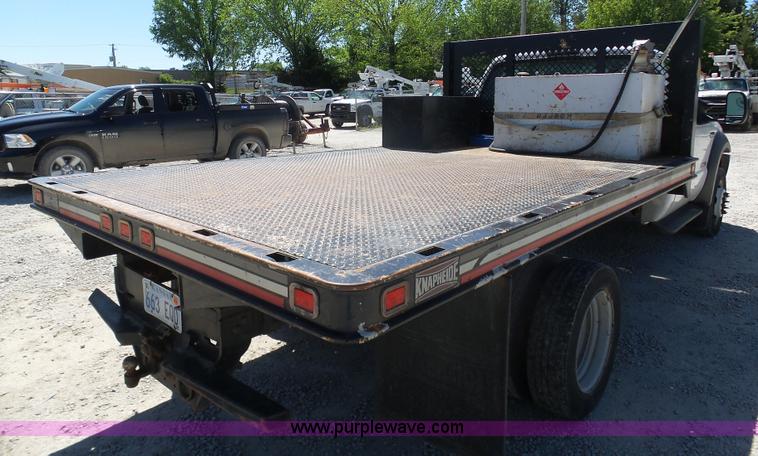 image for item K7913 2005 Ford F550 flatbed pickup truck