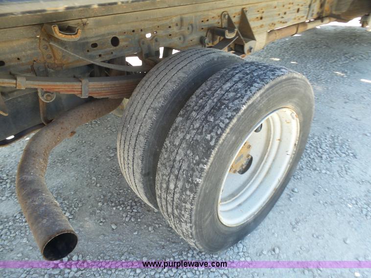 image for item K7913 2005 Ford F550 flatbed pickup truck