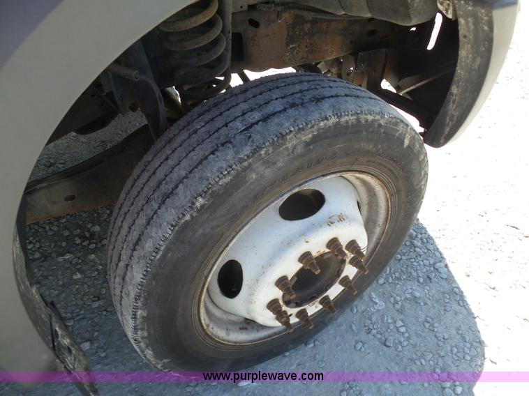 image for item K7913 2005 Ford F550 flatbed pickup truck