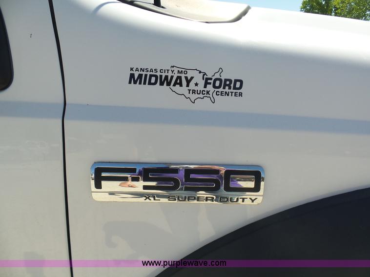 image for item K7913 2005 Ford F550 flatbed pickup truck