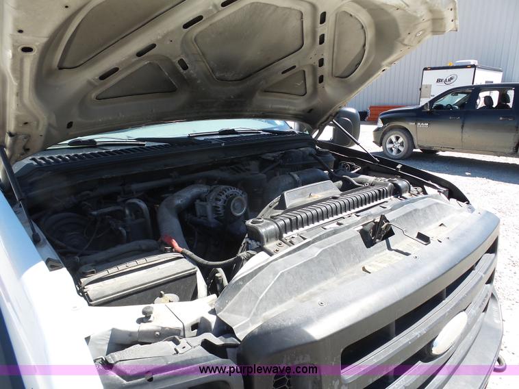 image for item K7913 2005 Ford F550 flatbed pickup truck