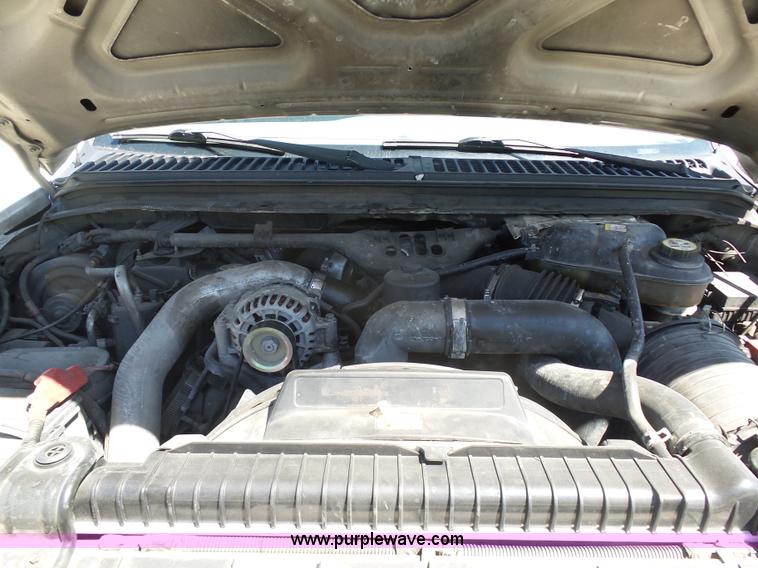 image for item K7913 2005 Ford F550 flatbed pickup truck