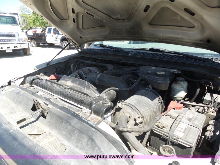 image for item K7913 2005 Ford F550 flatbed pickup truck