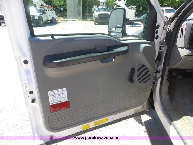 image for item K7913 2005 Ford F550 flatbed pickup truck