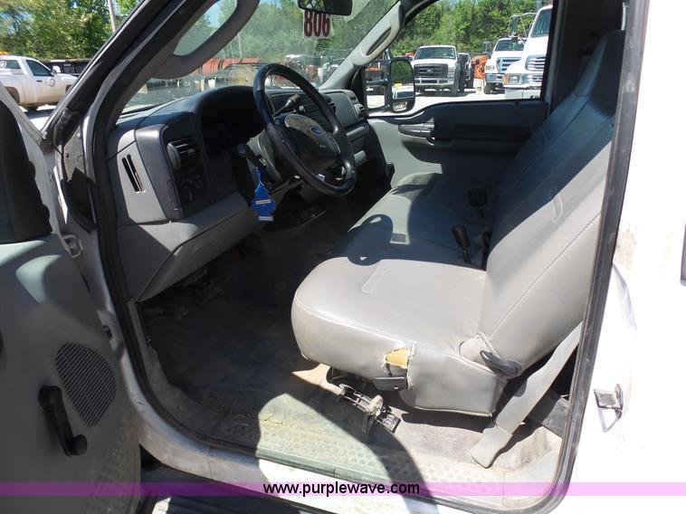 image for item K7913 2005 Ford F550 flatbed pickup truck