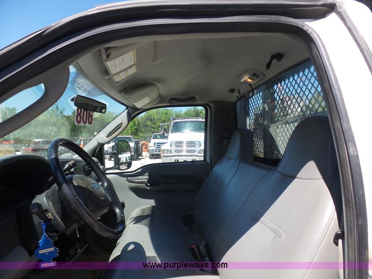 image for item K7913 2005 Ford F550 flatbed pickup truck