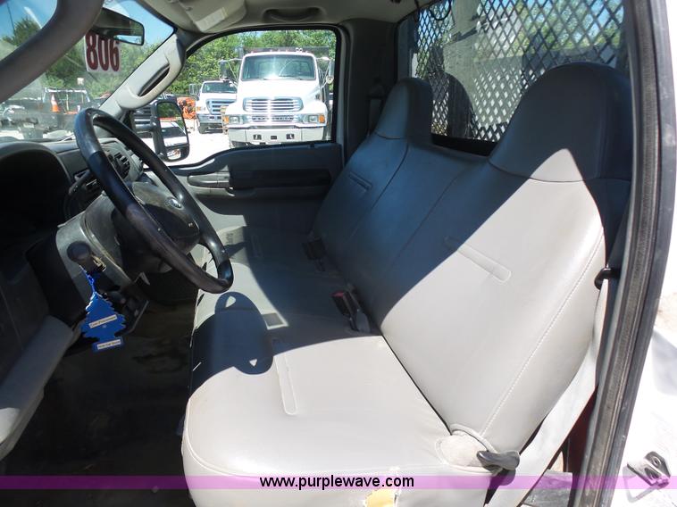 image for item K7913 2005 Ford F550 flatbed pickup truck