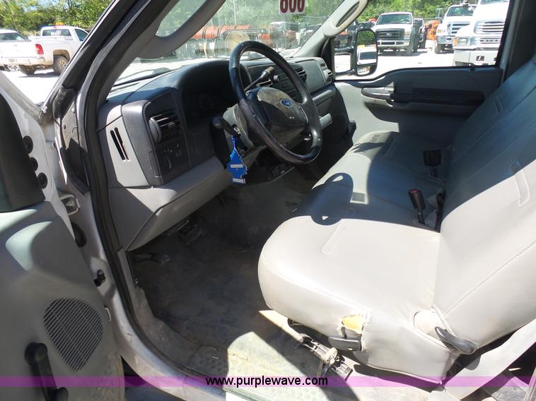 image for item K7913 2005 Ford F550 flatbed pickup truck