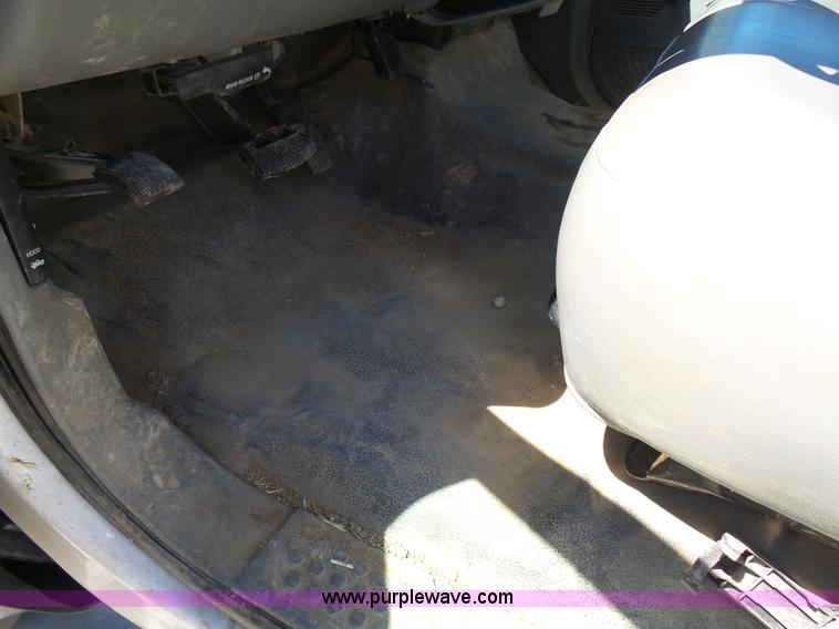 image for item K7913 2005 Ford F550 flatbed pickup truck