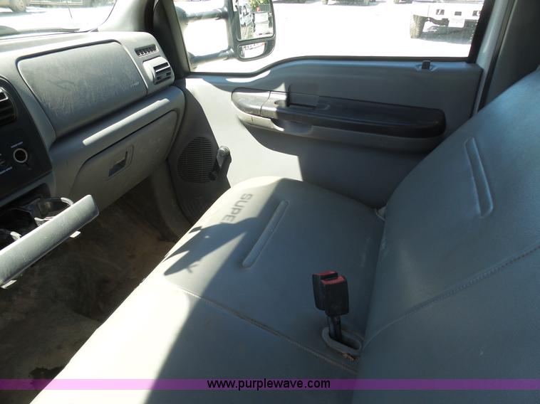 image for item K7913 2005 Ford F550 flatbed pickup truck