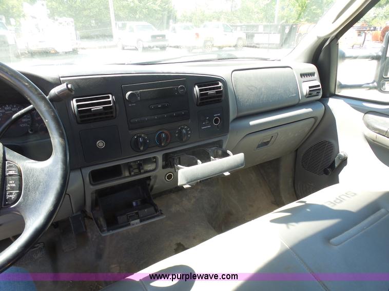 image for item K7913 2005 Ford F550 flatbed pickup truck