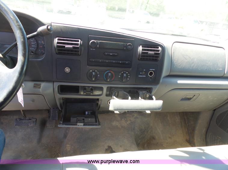 image for item K7913 2005 Ford F550 flatbed pickup truck