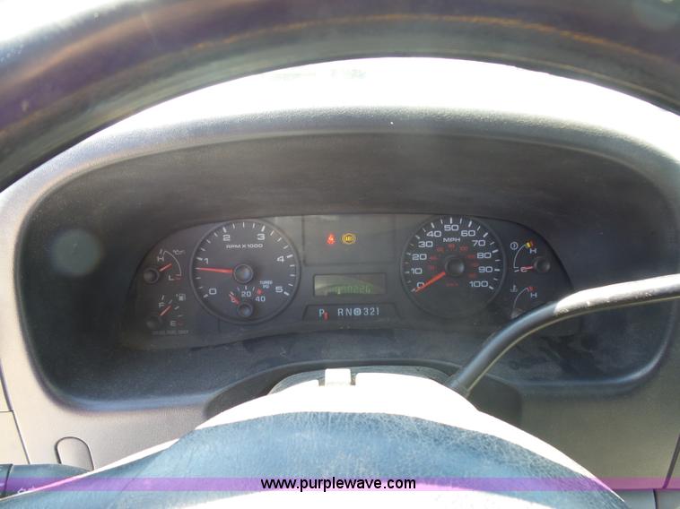 image for item K7913 2005 Ford F550 flatbed pickup truck