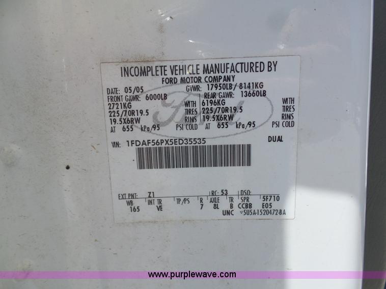 image for item K7913 2005 Ford F550 flatbed pickup truck