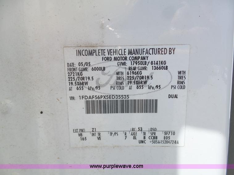 image for item K7913 2005 Ford F550 flatbed pickup truck