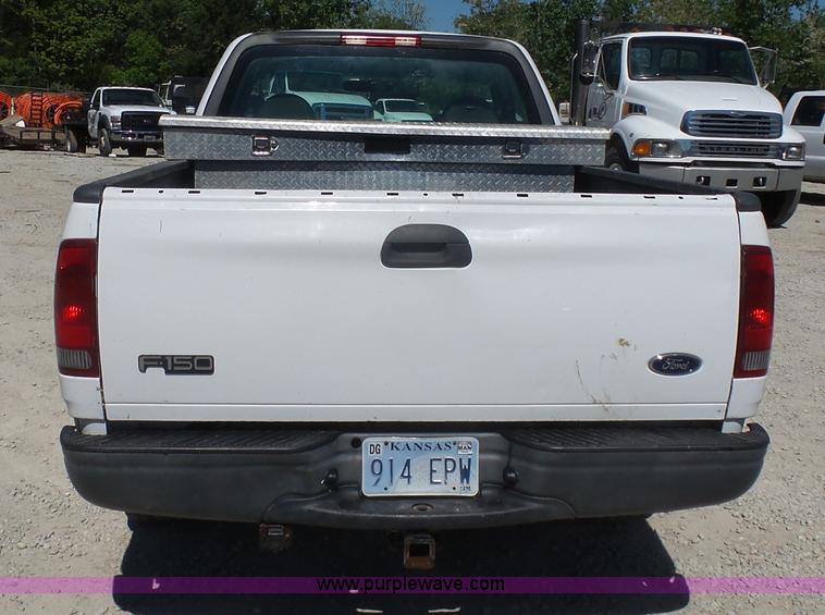 image for item K7916 2005 Ford F150 pickup truck