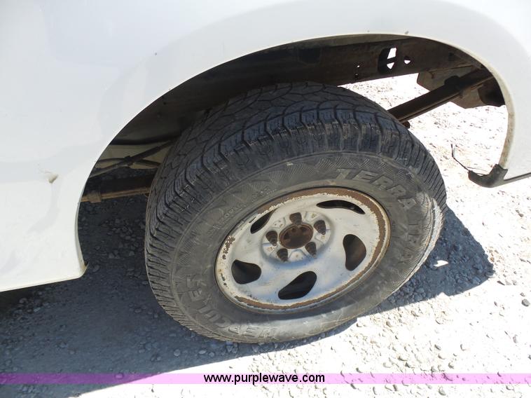 image for item K7916 2005 Ford F150 pickup truck