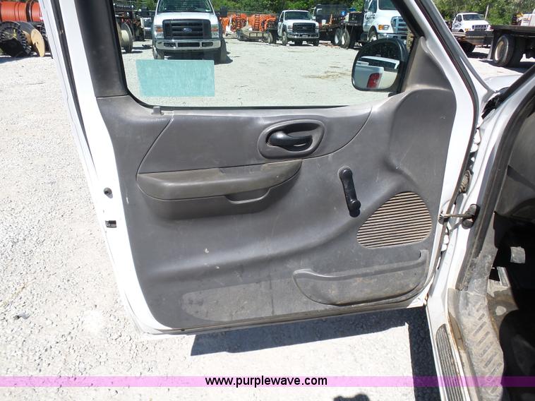 image for item K7916 2005 Ford F150 pickup truck