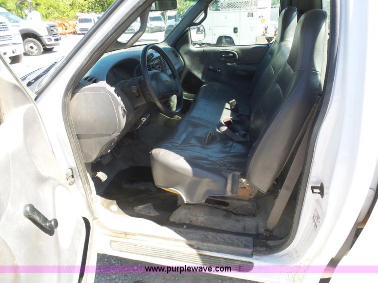 image for item K7916 2005 Ford F150 pickup truck