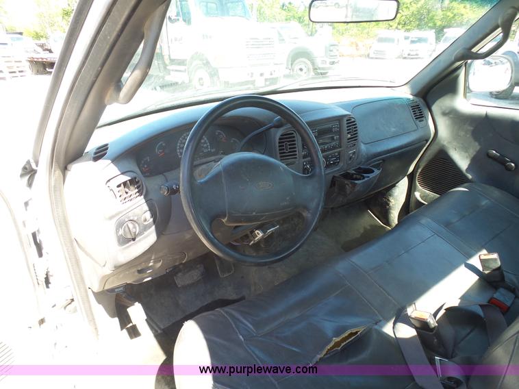 image for item K7916 2005 Ford F150 pickup truck