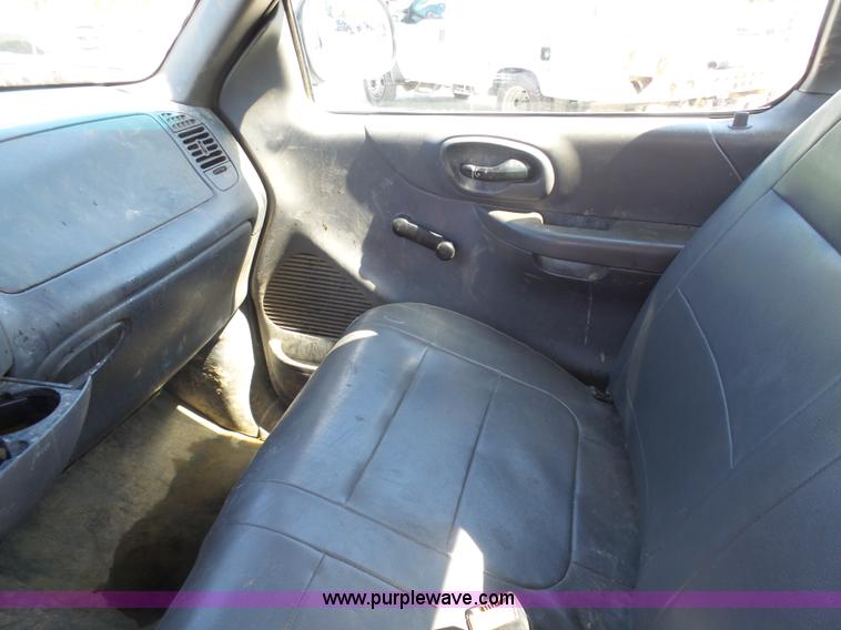 image for item K7916 2005 Ford F150 pickup truck