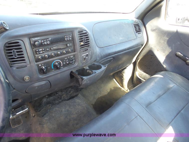 image for item K7916 2005 Ford F150 pickup truck