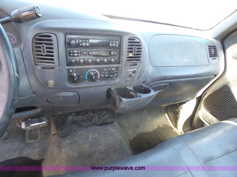 image for item K7916 2005 Ford F150 pickup truck