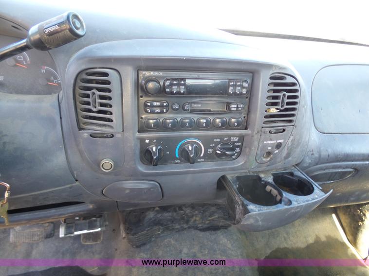 image for item K7916 2005 Ford F150 pickup truck