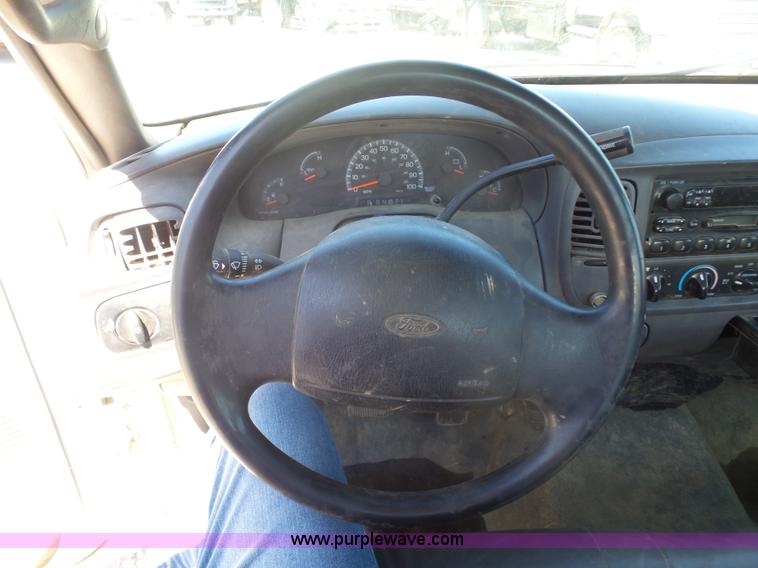 image for item K7916 2005 Ford F150 pickup truck