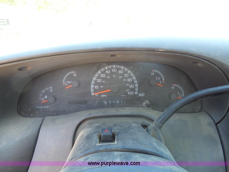 image for item K7916 2005 Ford F150 pickup truck