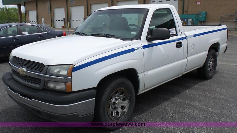 image for item K7946 2005 Chevrolet Silverado 1500 pickup truck