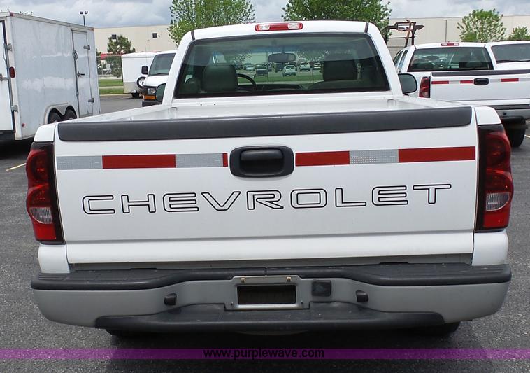 image for item K7946 2005 Chevrolet Silverado 1500 pickup truck