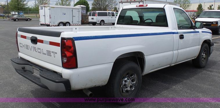 image for item K7946 2005 Chevrolet Silverado 1500 pickup truck