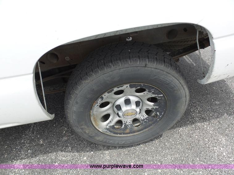 image for item K7946 2005 Chevrolet Silverado 1500 pickup truck