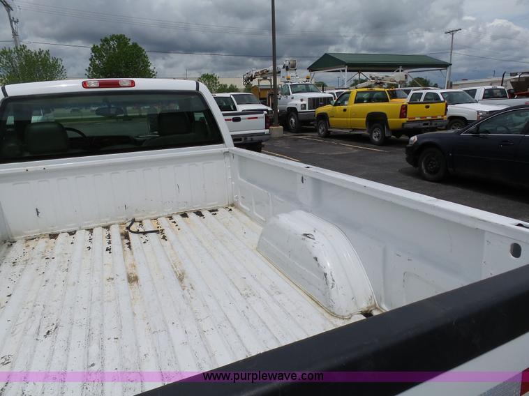 image for item K7946 2005 Chevrolet Silverado 1500 pickup truck