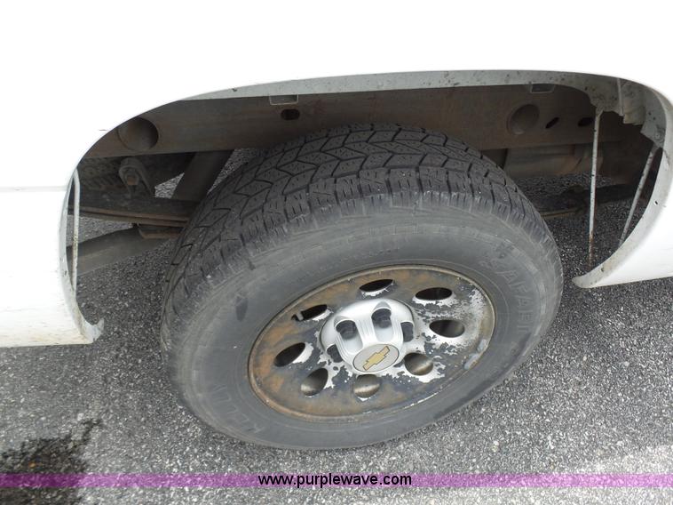 image for item K7946 2005 Chevrolet Silverado 1500 pickup truck